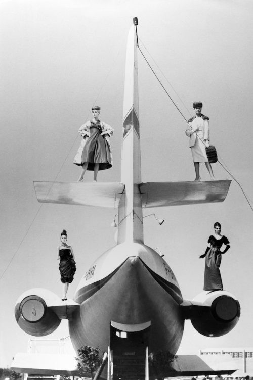 Модели в одежде модного Дома Кристиан Диор позируют на самолёте. Париж, 1959 год. Фотограф Жан-Филипп Шарбонье