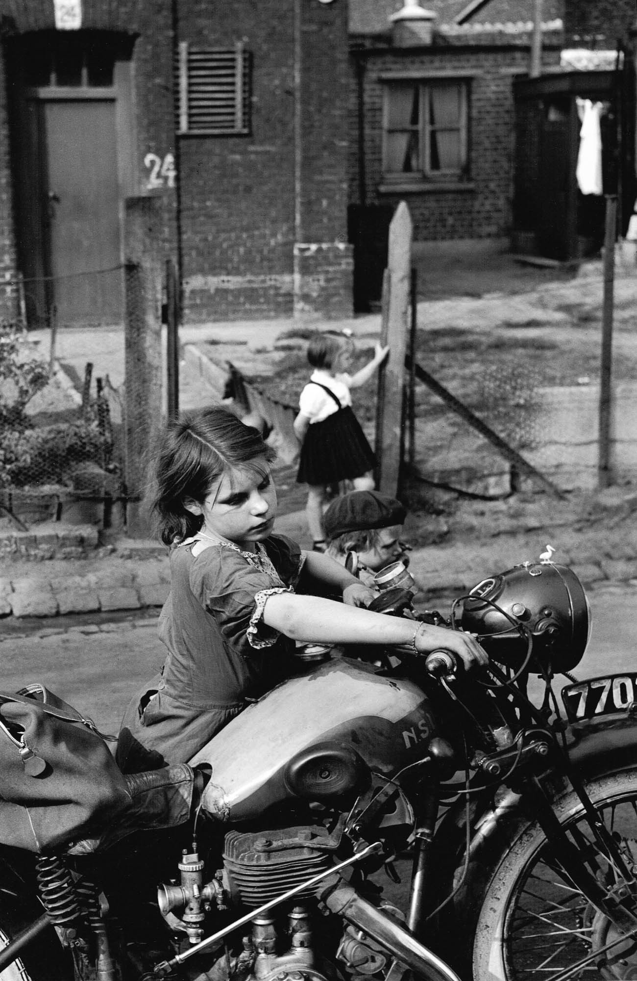 Девочка с мотоциклом, Север Франции, 1954 год. Фотограф Жан-Филипп Шарбонье