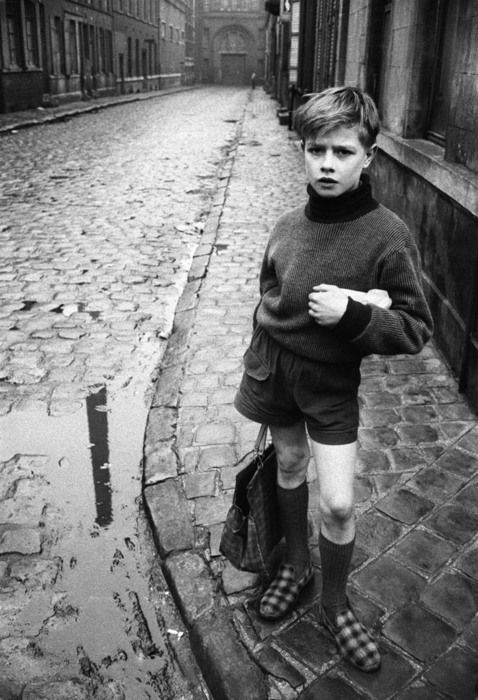 С покупками. Рубе, Франция, 1954 год. Фотограф Жан-Филипп Шарбонье
