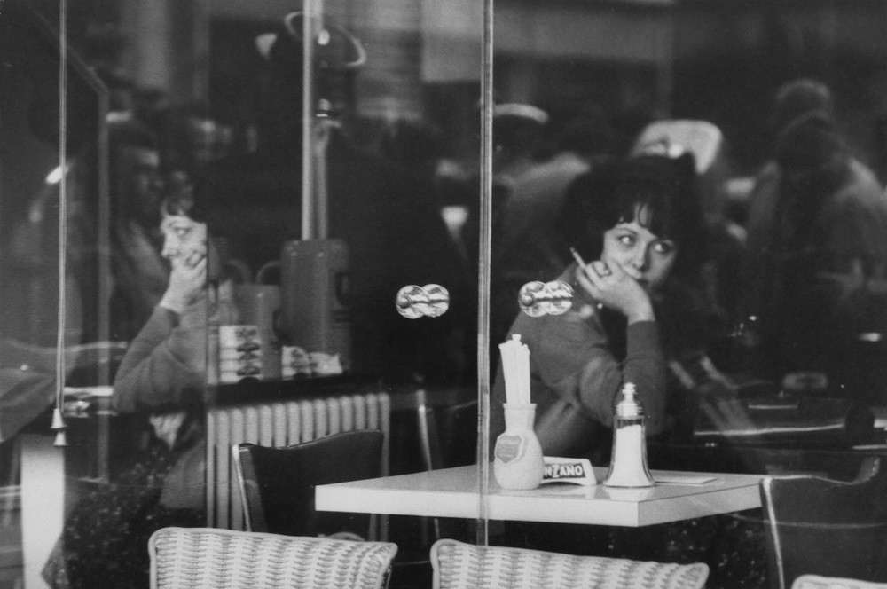 Молодая женщина в кафе. 1960 год. Фотограф Жан-Филипп Шарбонье