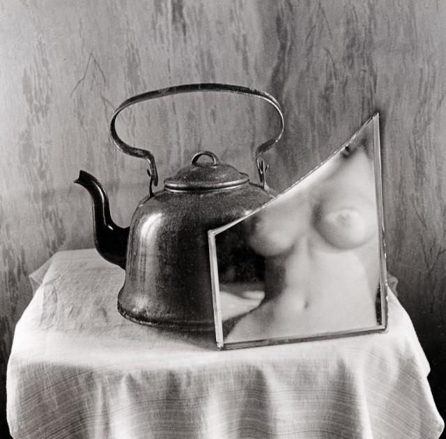 Чайник и зеркало. Фотограф Витас Луцкус