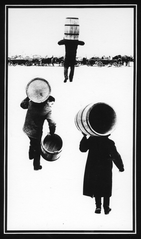 Мужчины с бочками, 1971. Фотограф Виталий Бутырин