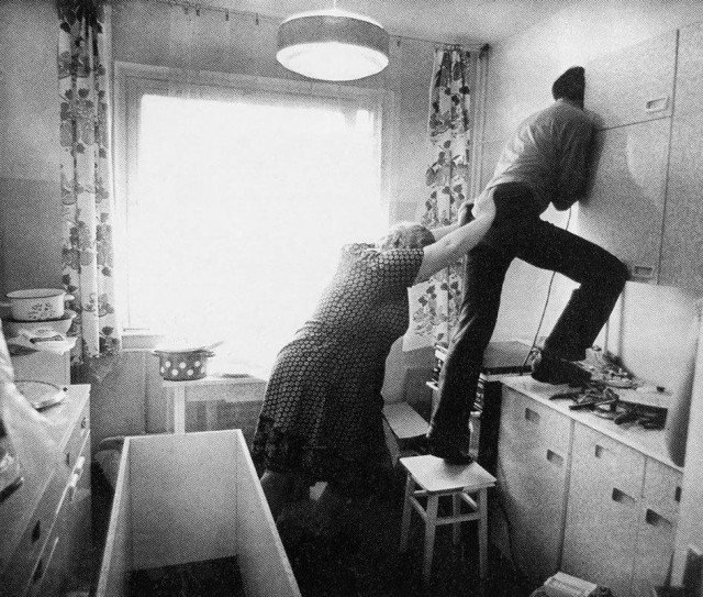 Сверление отверстия в стене, 1973. Фотограф Зенонас Булгаковас