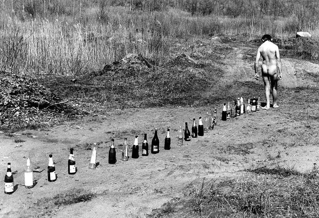Тропинка из бутылок. Из серии Гримасы утомлённого села, 1989 – 1994. Фотограф Римальдас Викшрайтис