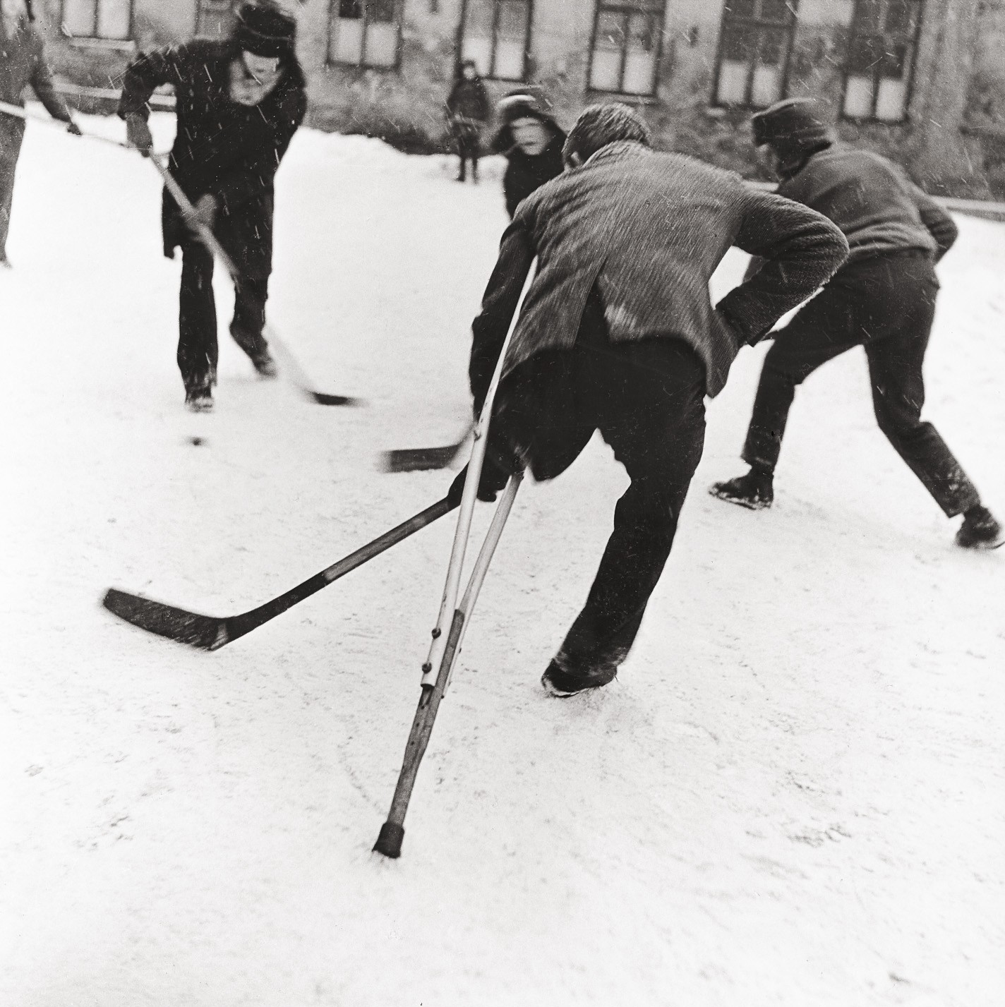 Хоккей во дворе, 1968. Фотограф Витас Луцкус