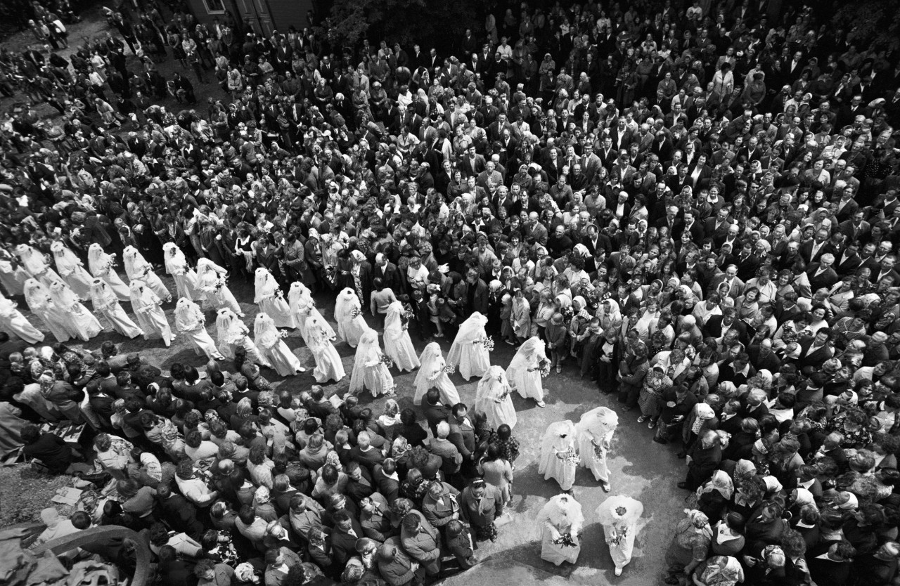 Шествие католиков из серии Сельские праздники, 1978. Фотограф Ромуальдас Пожерскис
