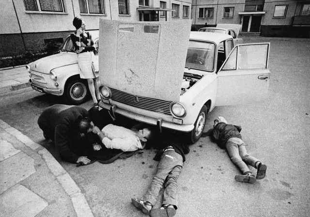 Ремонт автомобиля, Вильнюс, 1975. Фотограф Антанас Суткус