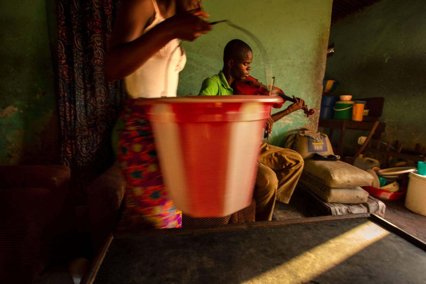 Виолончелист одного из двух симфонических оркестров в Киншасе, Конго. Фотограф Паскаль Мэтр