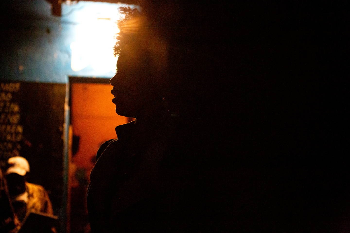 Ночная жизнь Киншаса, концерт в баре. Фотограф Паскаль Мэтр