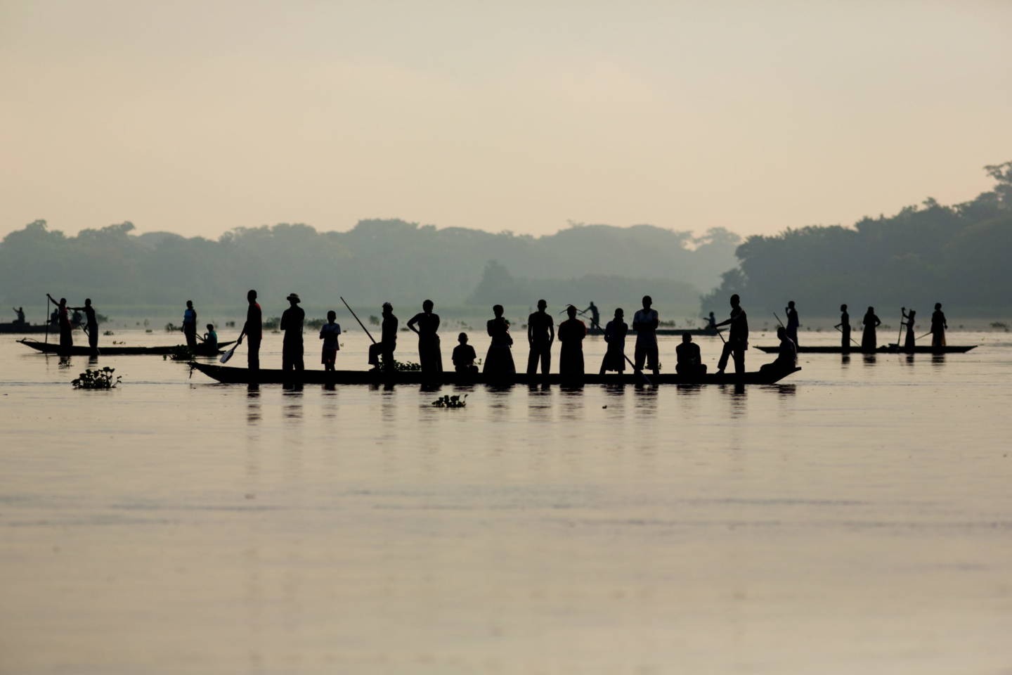 Река Конго, местные жители в ожидании судна. Фотограф Паскаль Мэтр