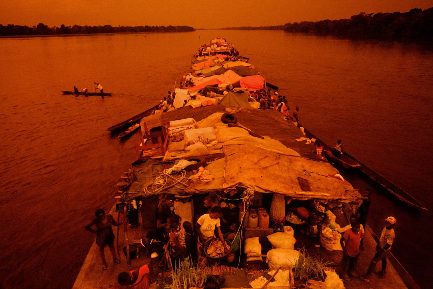 Ярко-красный закат на реке Конго. Фотограф Паскаль Мэтр