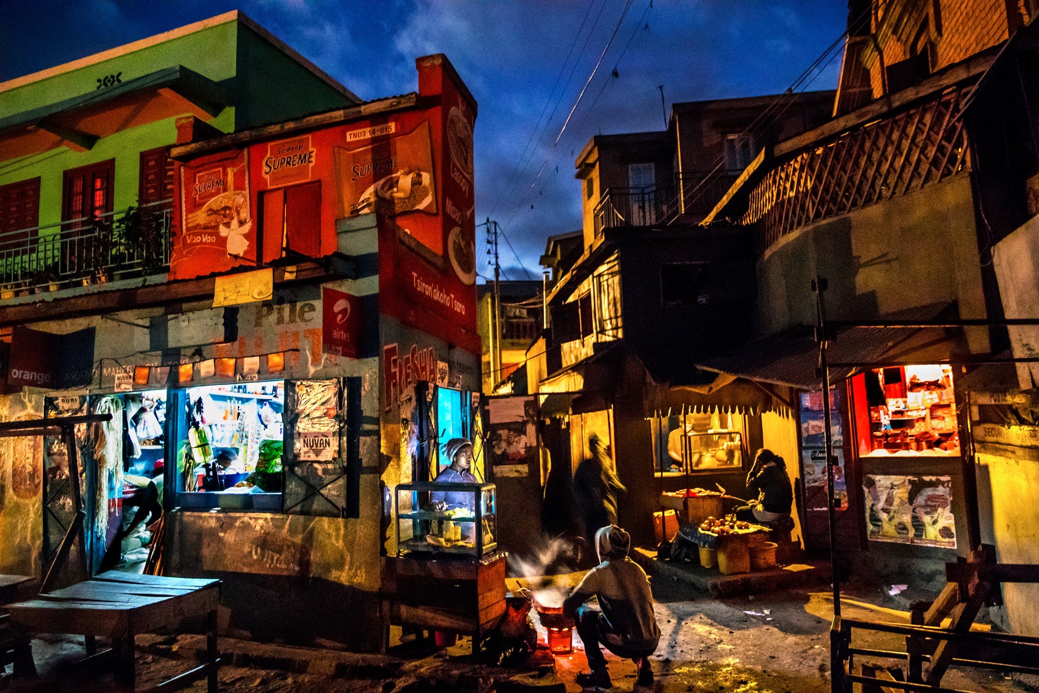 Уличный торговец продаёт горячую еду в бедном районе города Антананариву, Мадагаскар. Фотограф Паскаль Мэтр