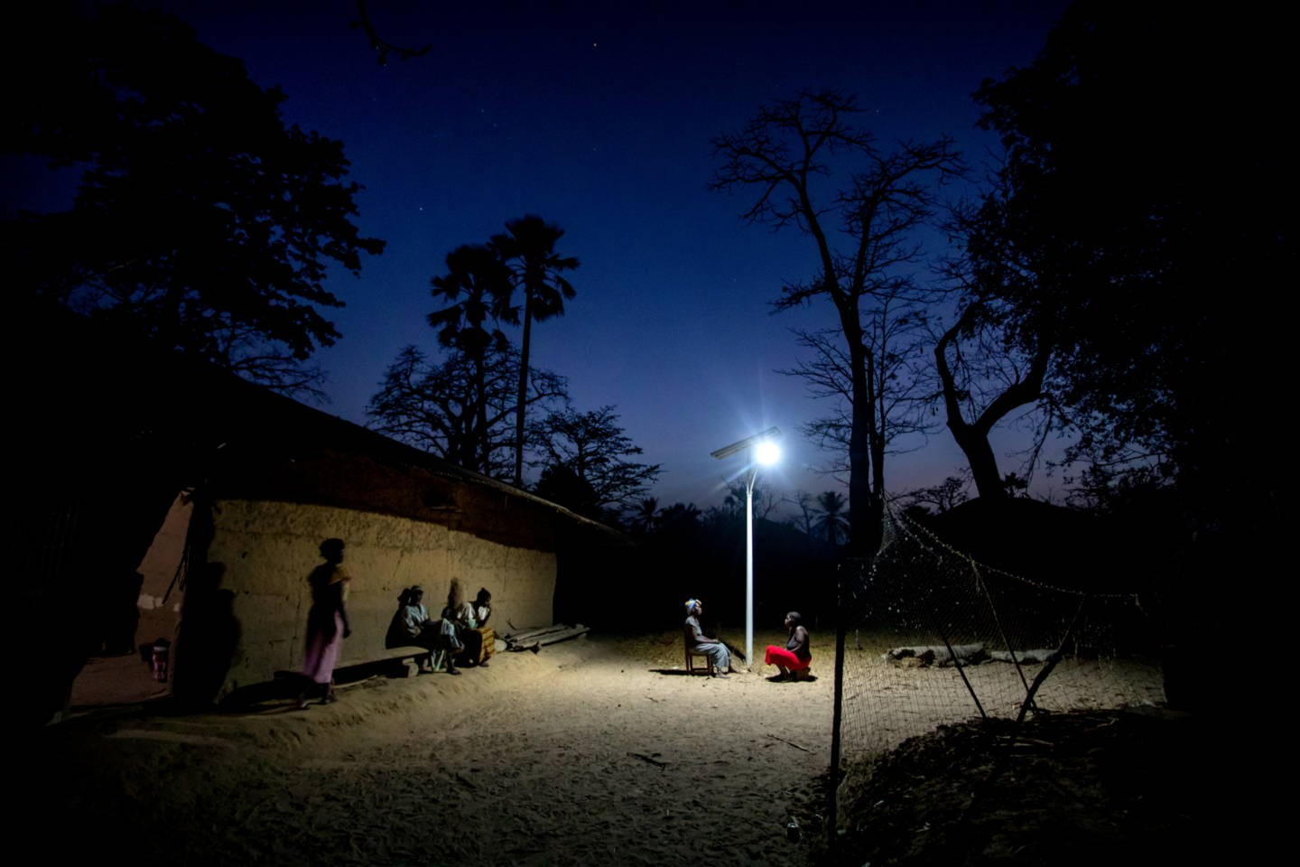 Фонарь на солнечной батарее в деревне без электричества, Сенегал. Фотограф Паскаль Мэтр