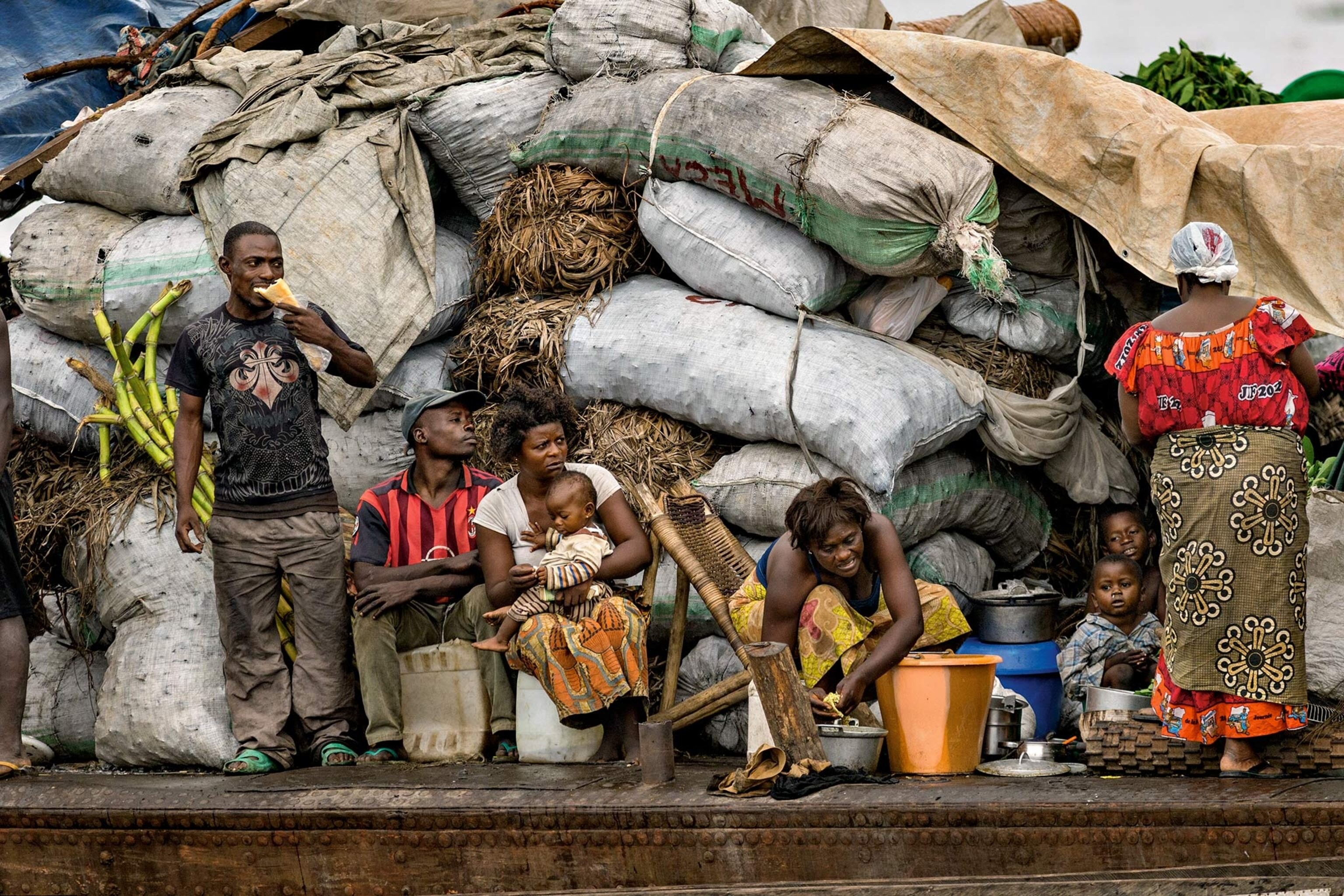 Грузовые баржи – лучший вариант передвижения в условиях дефицита дорог в Демократической Республике Конго