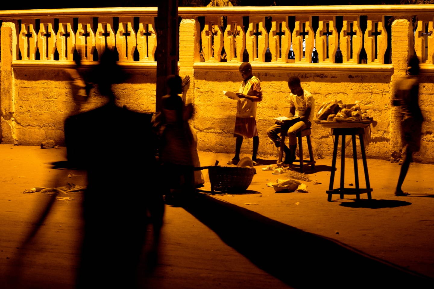 Дети каждый вечер учатся при свете уличного фонаря, поскольку дома у них нет электричества. Бенин. Фотограф Паскаль Мэтр