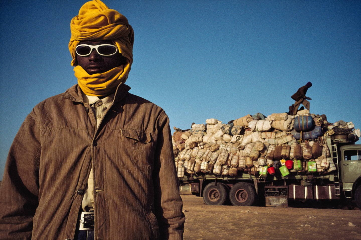 Тысячи нелегальных мигрантов из Нигерии, Ганы и Мали совершают опасный переход через пустыню Тенере в поисках работы в Ливии и странах Европейского союза. Нигер, 2007. Фотограф Паскаль Мэтр