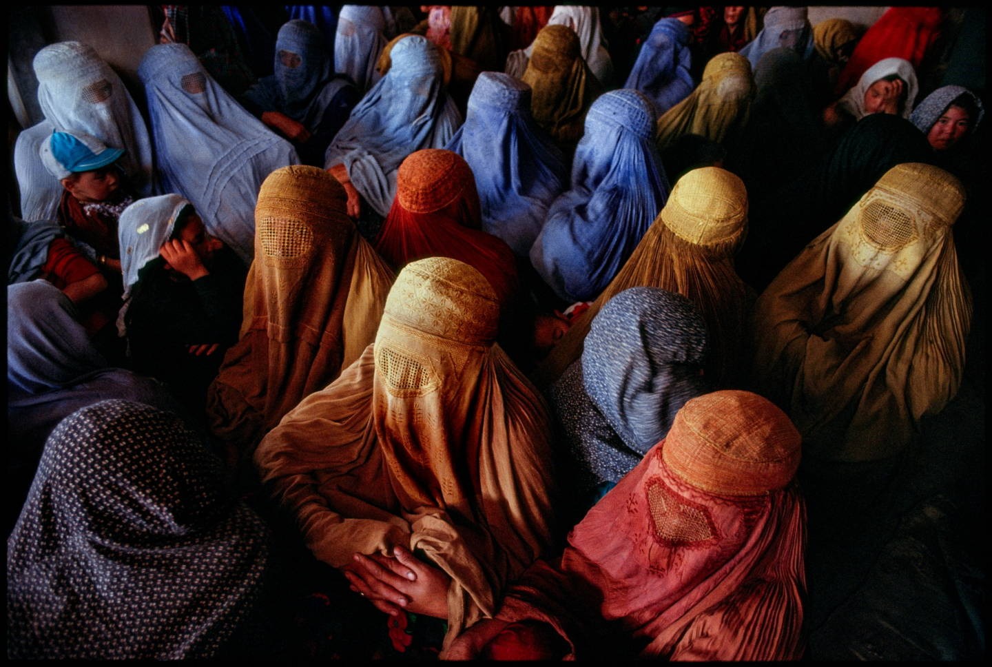 Женщины ожидают начала молитвы в специально отведённом для них месте в мечети. Кабул, Афганистан, 1992. Фотограф Паскаль Мэтр