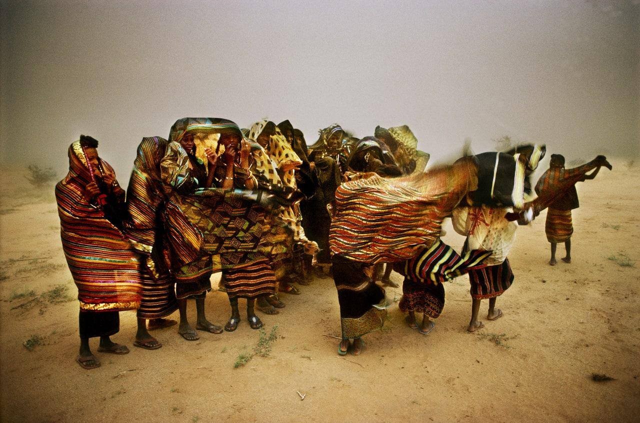 Женщины племени водабе во время песчаной бури в долине Азвак. Нигер, 1996. Фотограф Паскаль Мэтр