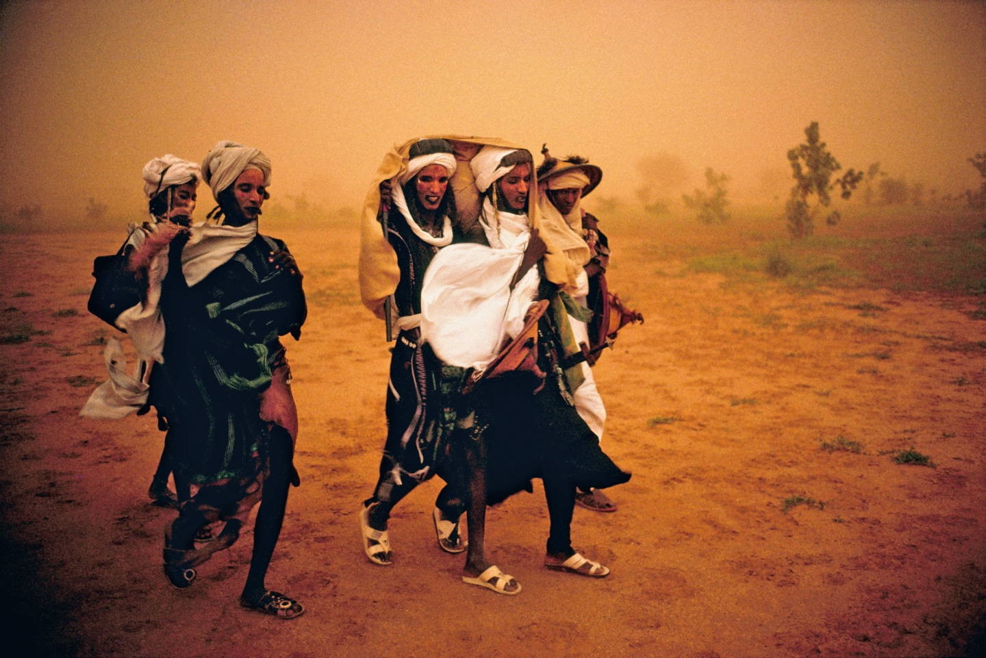 Представители народности Вудабе (фульбе) готовятся к конкурсному танцу на празднике выбора партнёра Геревол. Разгар песчаной бури, Нигер. Фотограф Паскаль Мэтр