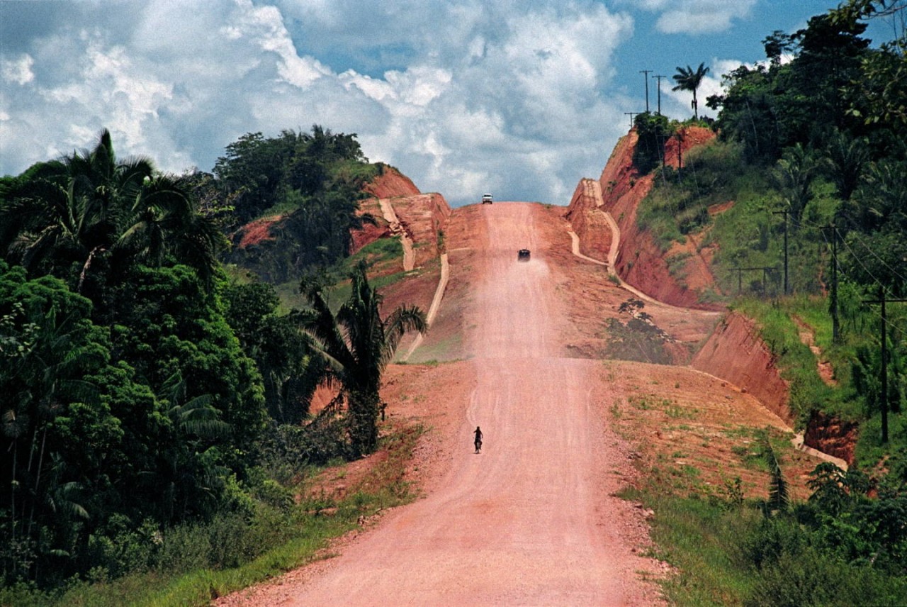 Трансамазонская дорога, ведущая из Бразилии в Перу через леса Амазонии. Фотограф Паскаль Мэтр