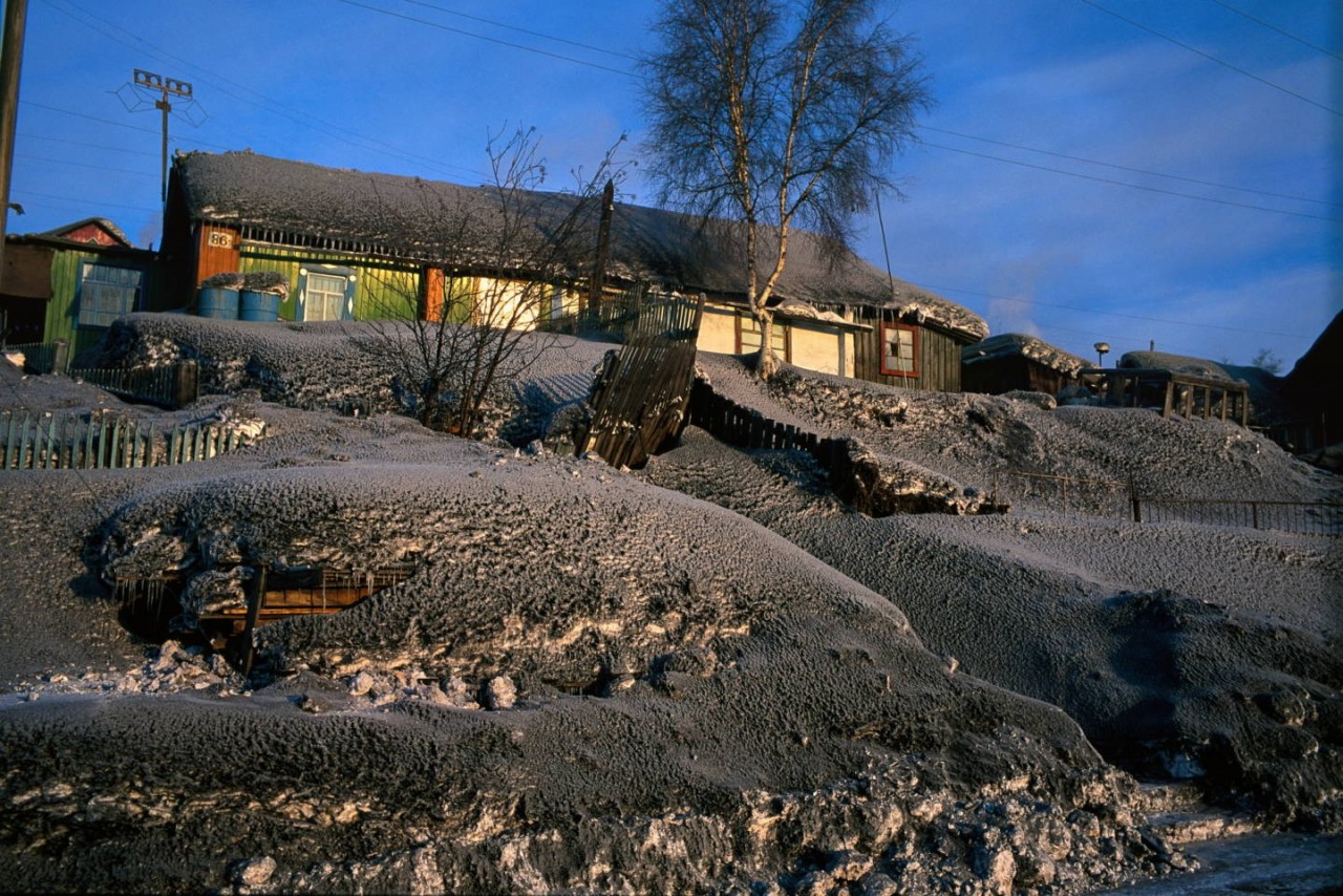 Снег, потемневший от выбросов, производимых заводами. Сибирь, Россия. Фотограф Паскаль Мэтр