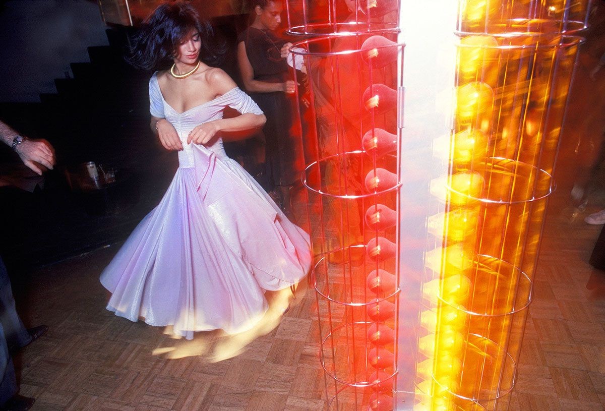 Девушка танцует в «Студия 54», 1977 год. Фотограф Уоринг Эбботт