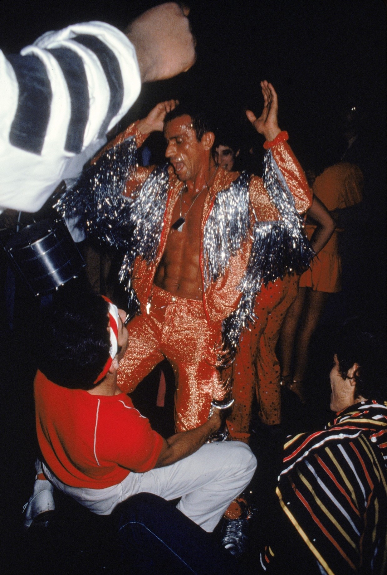 Голый по пояс мужчина танцует в Студия 54, 15 сентября 1981 года