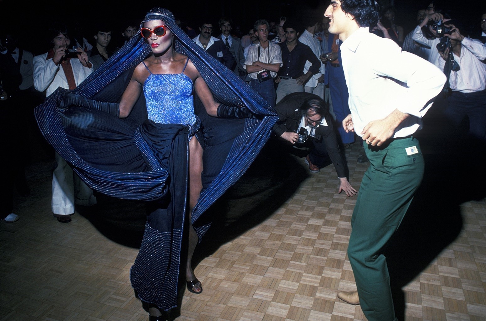 Певица, актриса Грейс Джонс танцует в «Студия 54», 1978 год