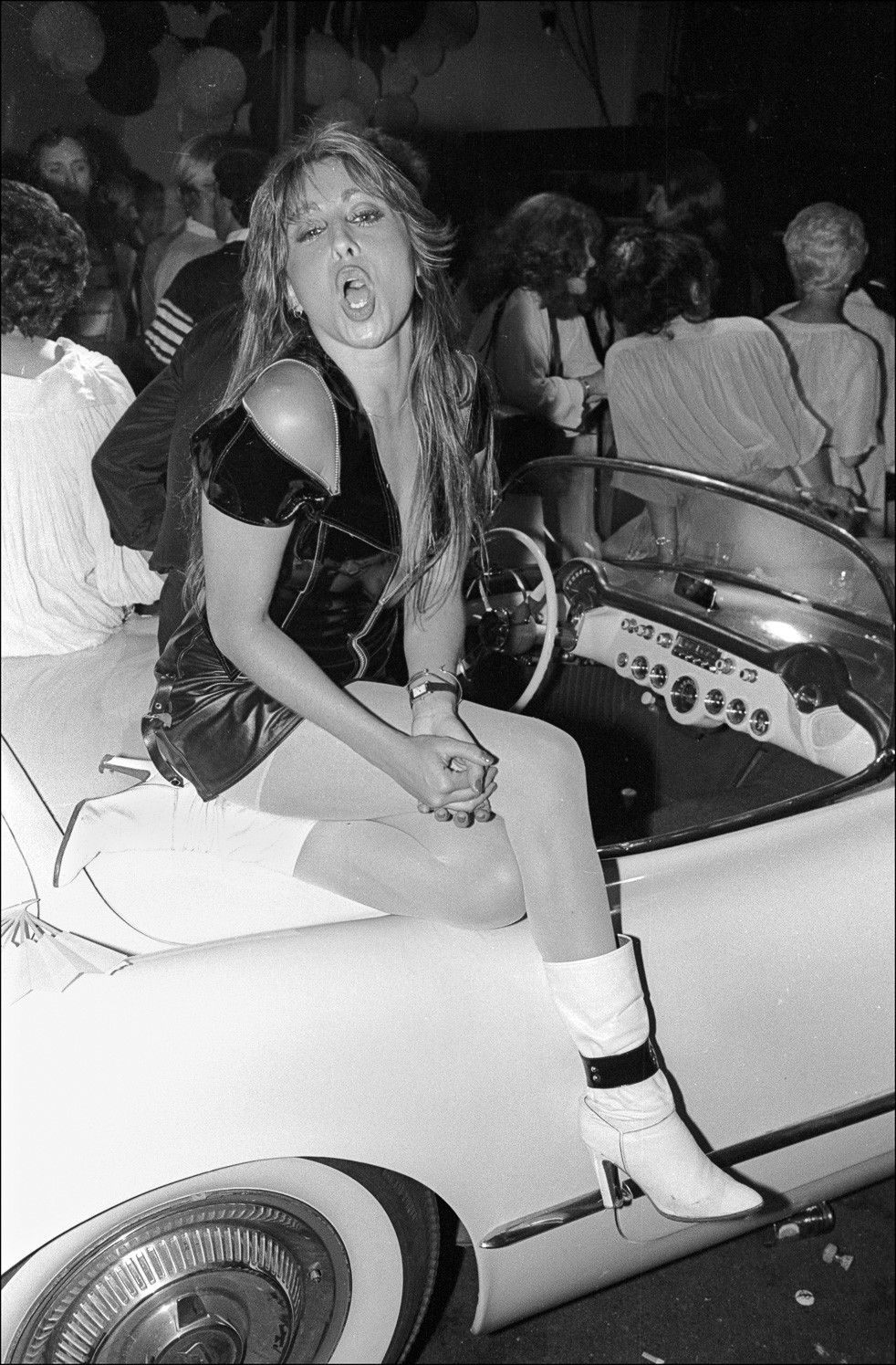Девушка позирует на вечеринке «Бриолин» в «Студия 54», 1978 год. Фотограф Аллан Танненбаум