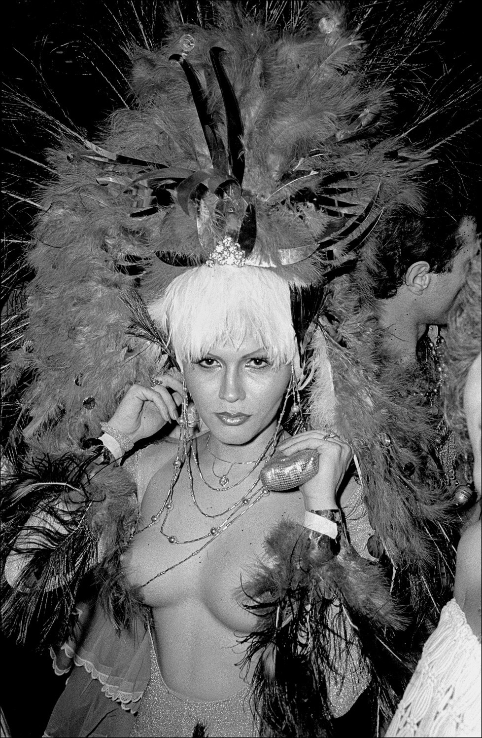 Девушка в головном уборе из павлиньих перьев танцует на вечеринке Студия 54 в честь Хэллоуина. Фотограф Аллан Танненбаум