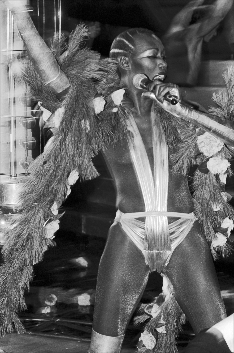 Грейс Джонс выступает на Новогодней вечеринке в Студия 54. Фотограф Аллан Танненбаум