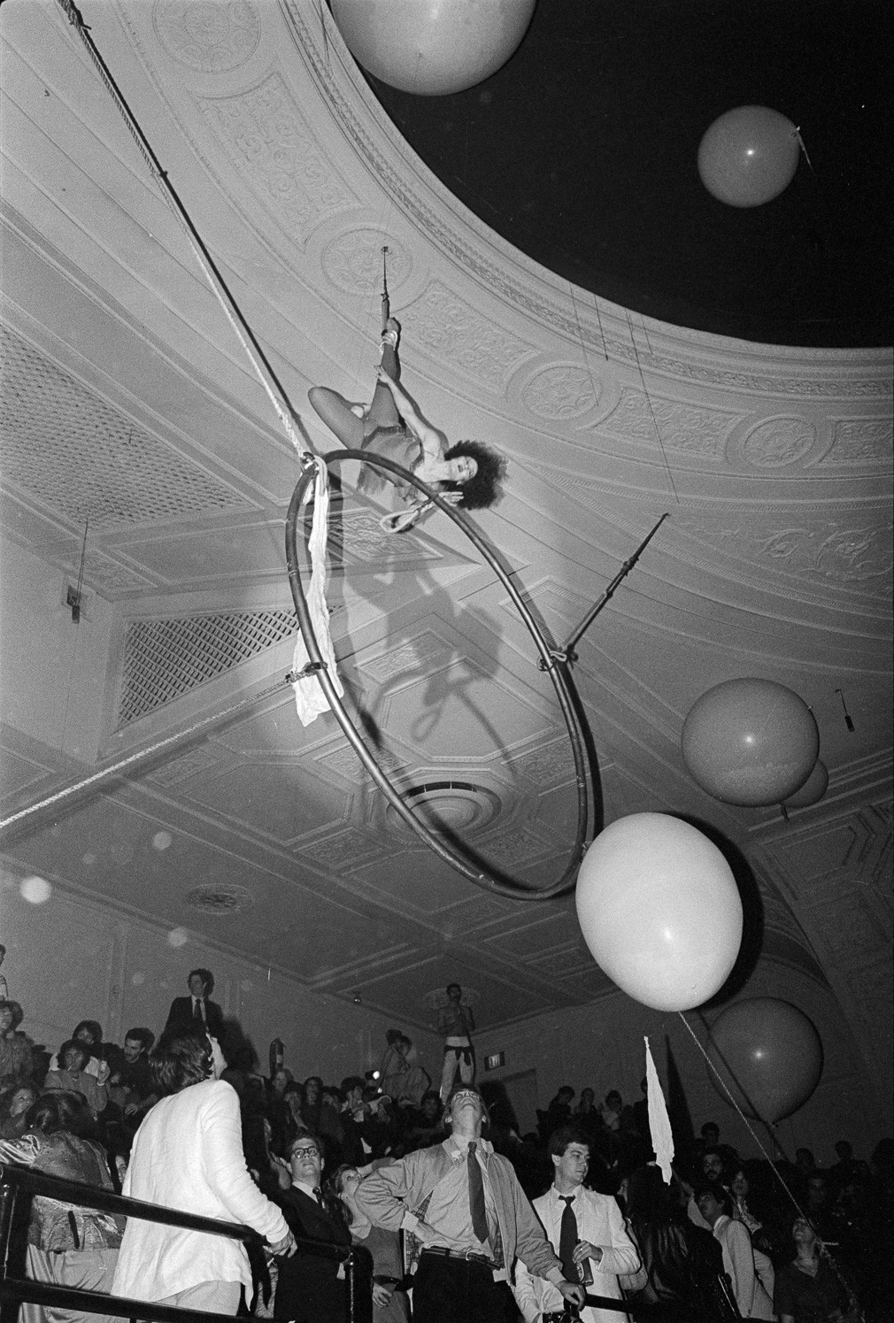 Акробатка в Студия 54. Фотограф Аллан Танненбаум