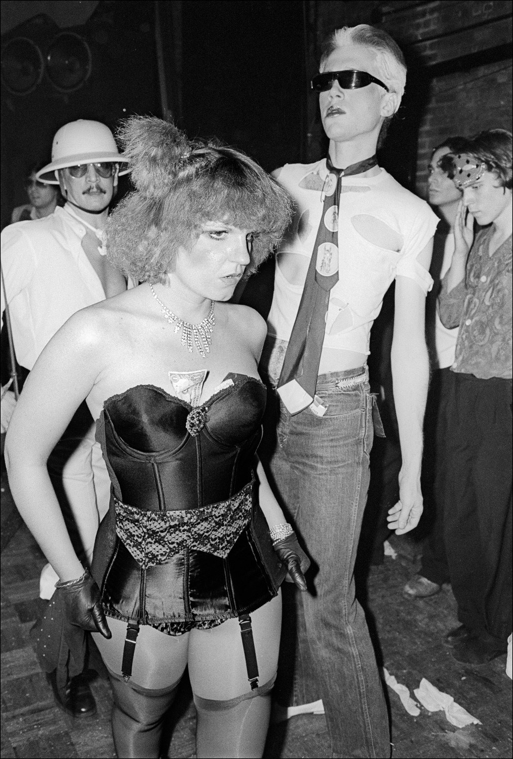 Женщина в бюстье и подвязках с панк-парнем на вечеринке в честь Хэллоуина в Студия 54. Фотограф Аллан Танненбаум