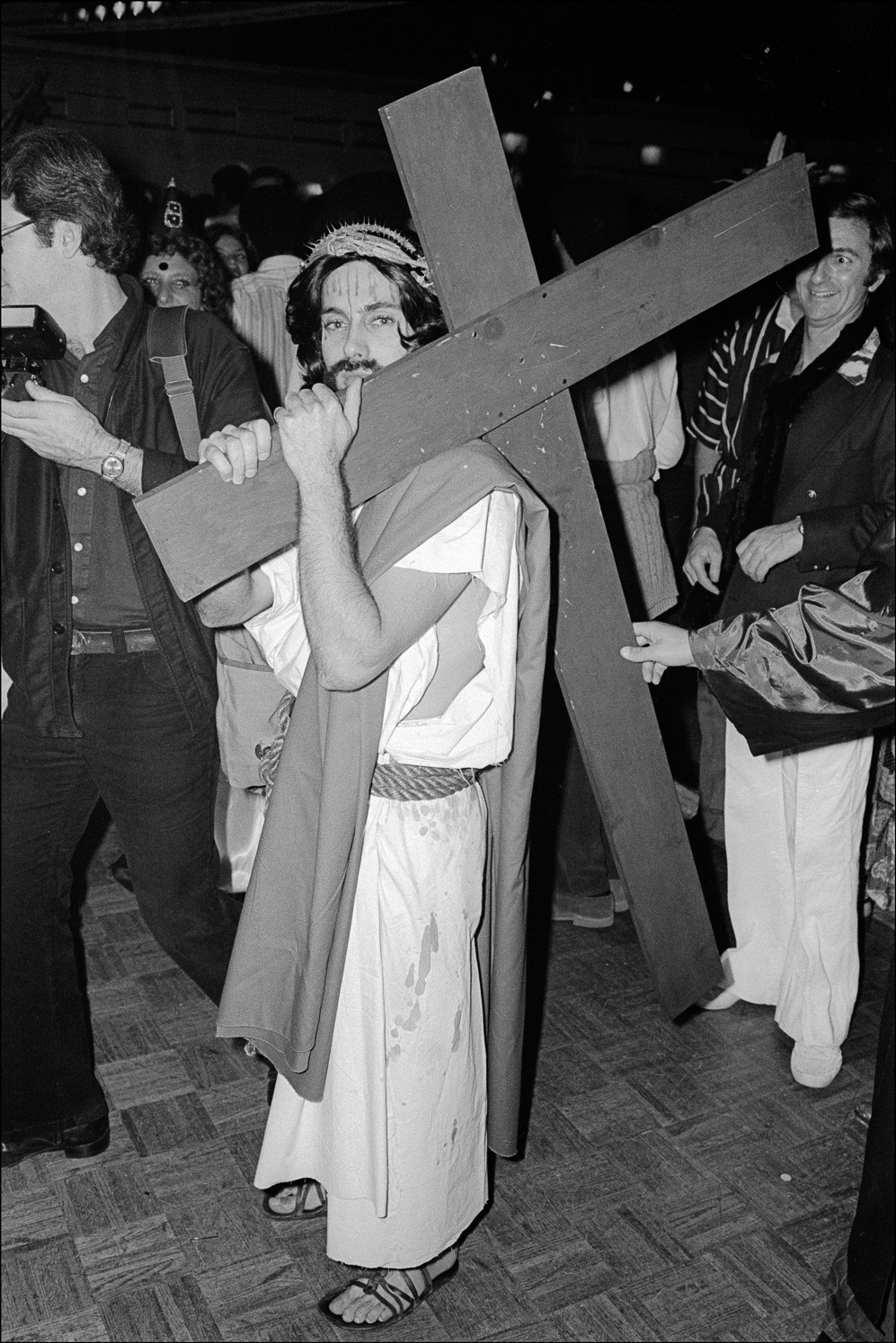 Иисус Христос несёт крест на вечеринке в честь Хэллоуина в Студия 54. Фотограф Аллан Танненбаум