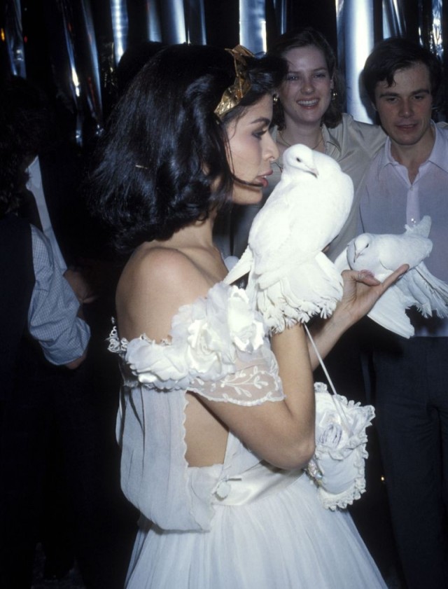 Бьянка Джаггер с белыми голубями в свой день рождения, «Студия 54», 1974 год