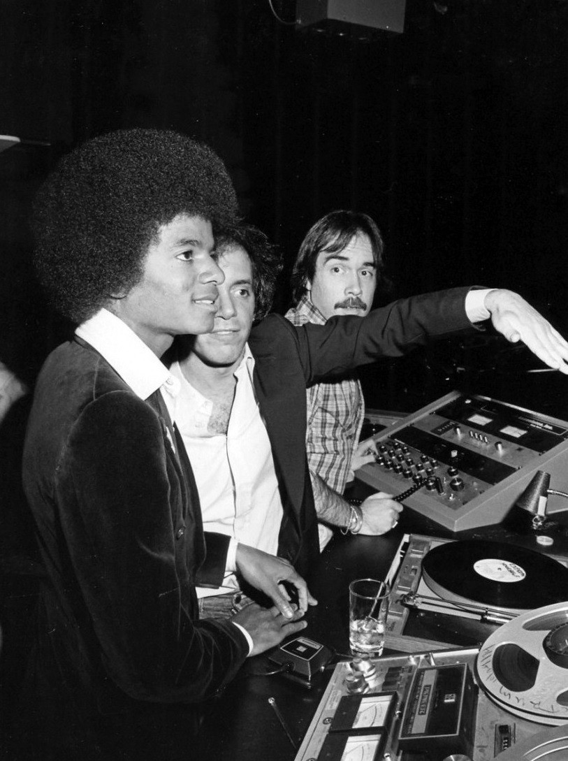 Майкл Джексон и Стив Рубелл за диджейским пультом «Студия 54», 1977 год. Фотограф Рассел С. Туриак