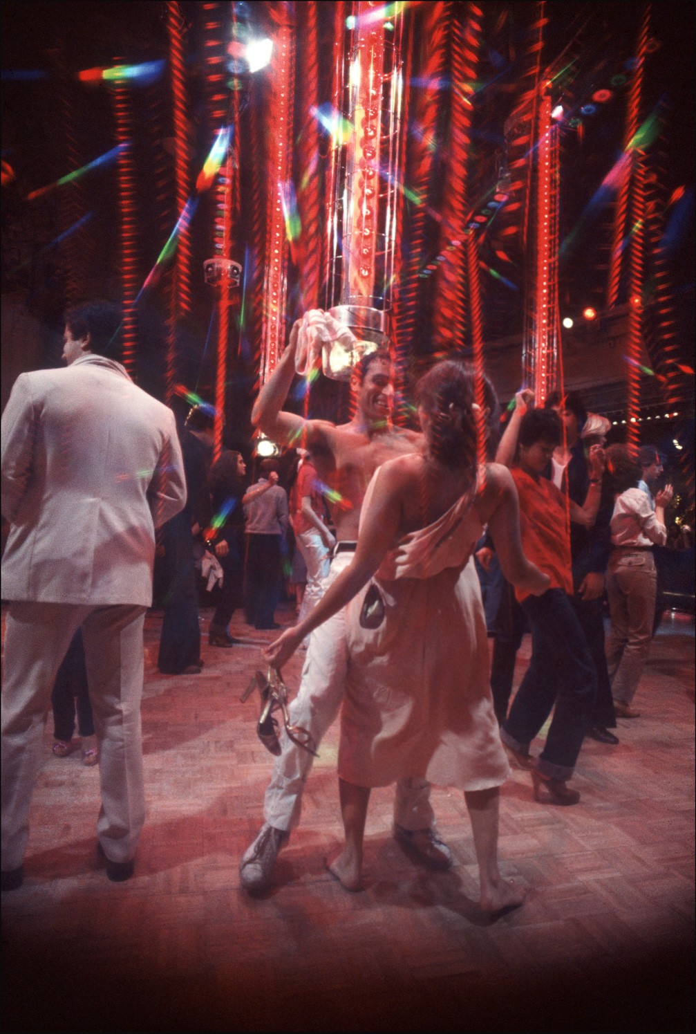 Танцор в Студия 54 снимает рубашку. Фотограф Аллан Танненбаум