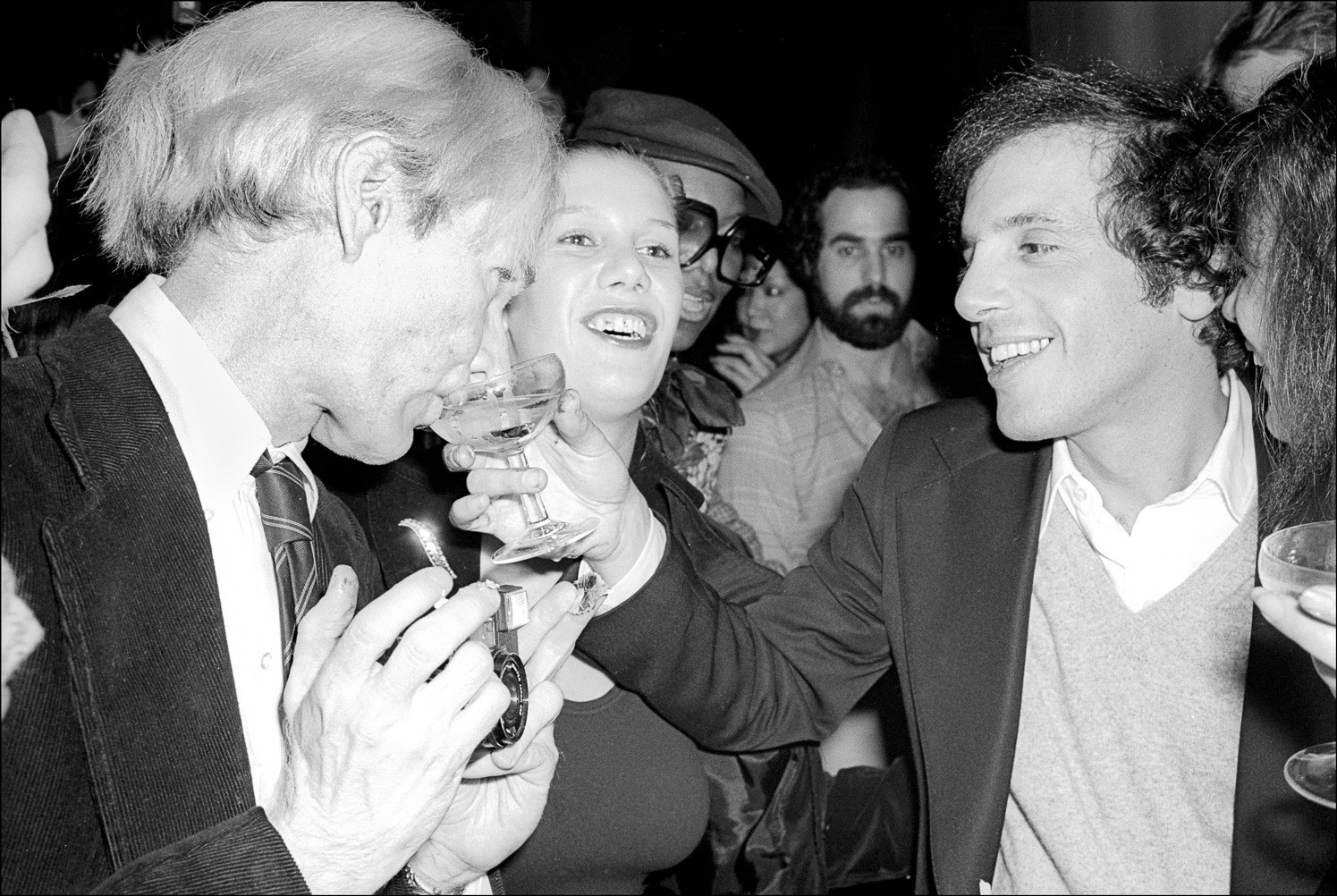 Стив Рубелл даёт Энди Уорхолу попробовать свой напиток в Студия 54, 1977 год. Фотограф Аллан Танненбаум