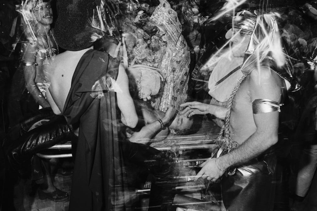 Художник Виктор Гюго на носилках.  Часто он в шутку приезжал в Студия 54 на машине  скорой помощи, 1978 год. Фотограф Хассе Перссон