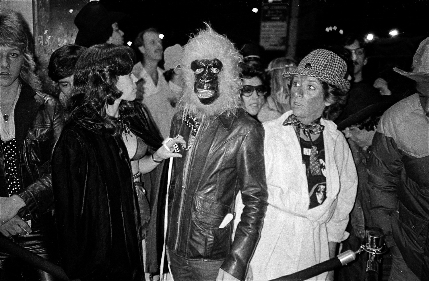 Посетители в костюмах ждут допуска на вечеринку в честь Хэллоуина в Студия 54. Фотограф Аллан Танненбаум