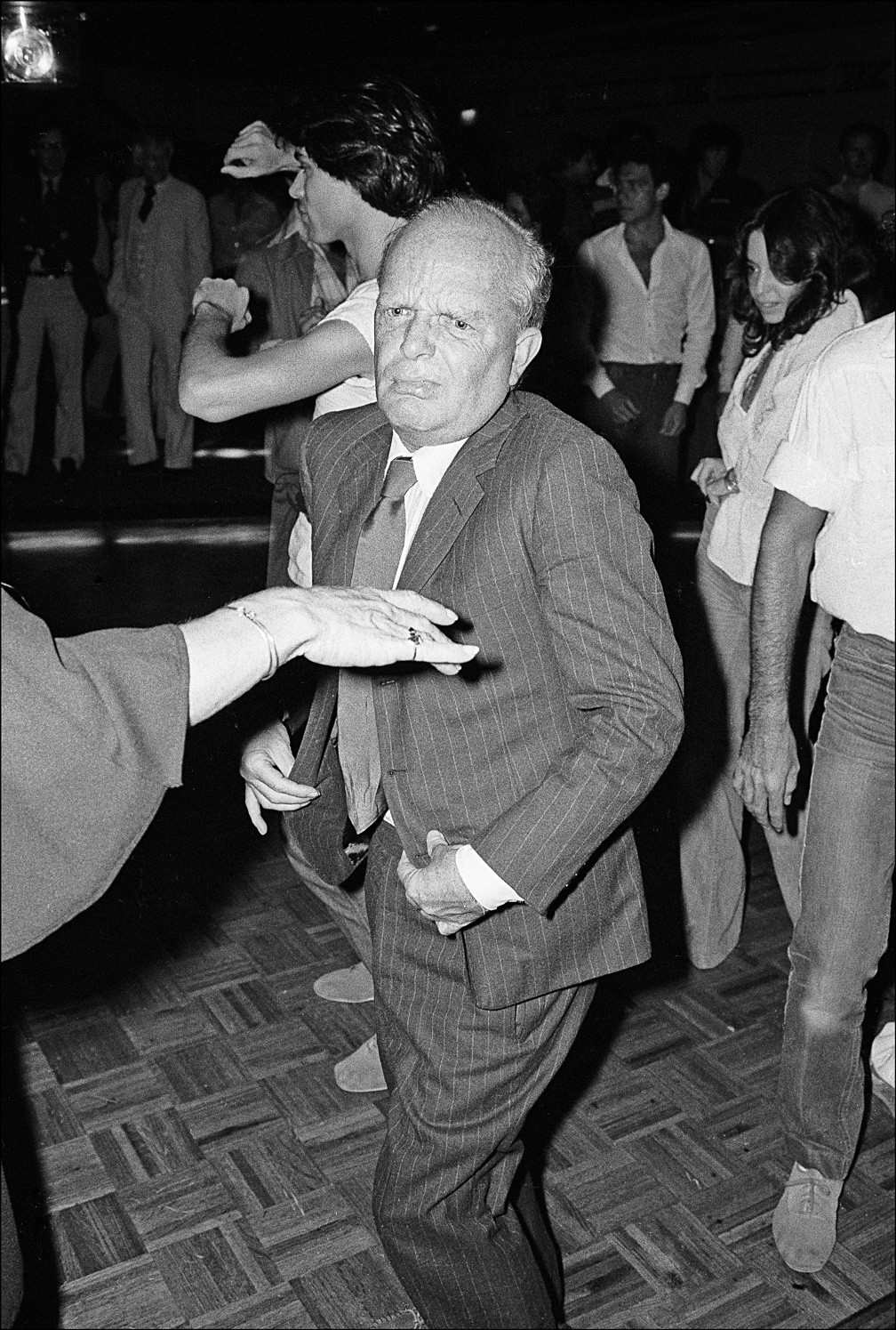 Трумен Капоте танцует в «Студия 54», 1977 год. Фотограф Аллан Танненбаум
