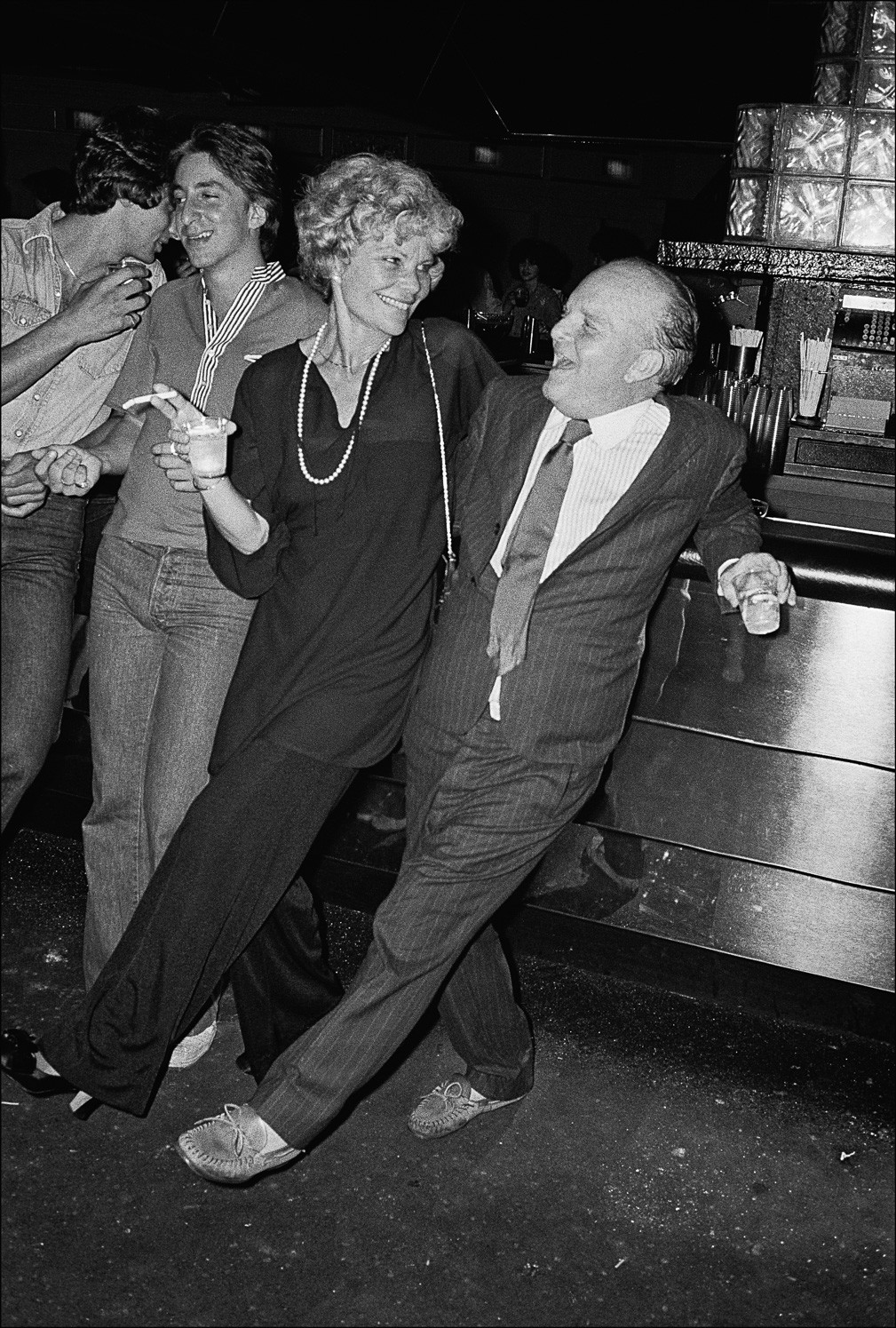 Трумен Капоте у бара с подругой в «Студия 54», 1977 год. Фотограф Аллан Танненбаум