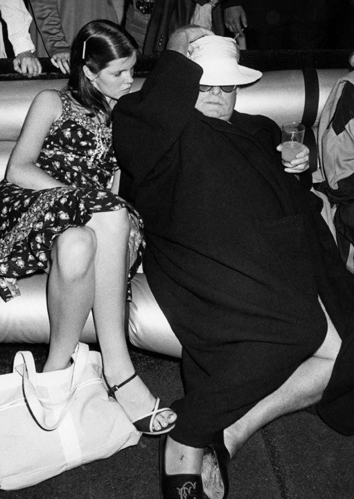 Трумен Капоте уснул в «Студия 54». На тапках видны инициалы писателя. Фотограф Рон Галелла
