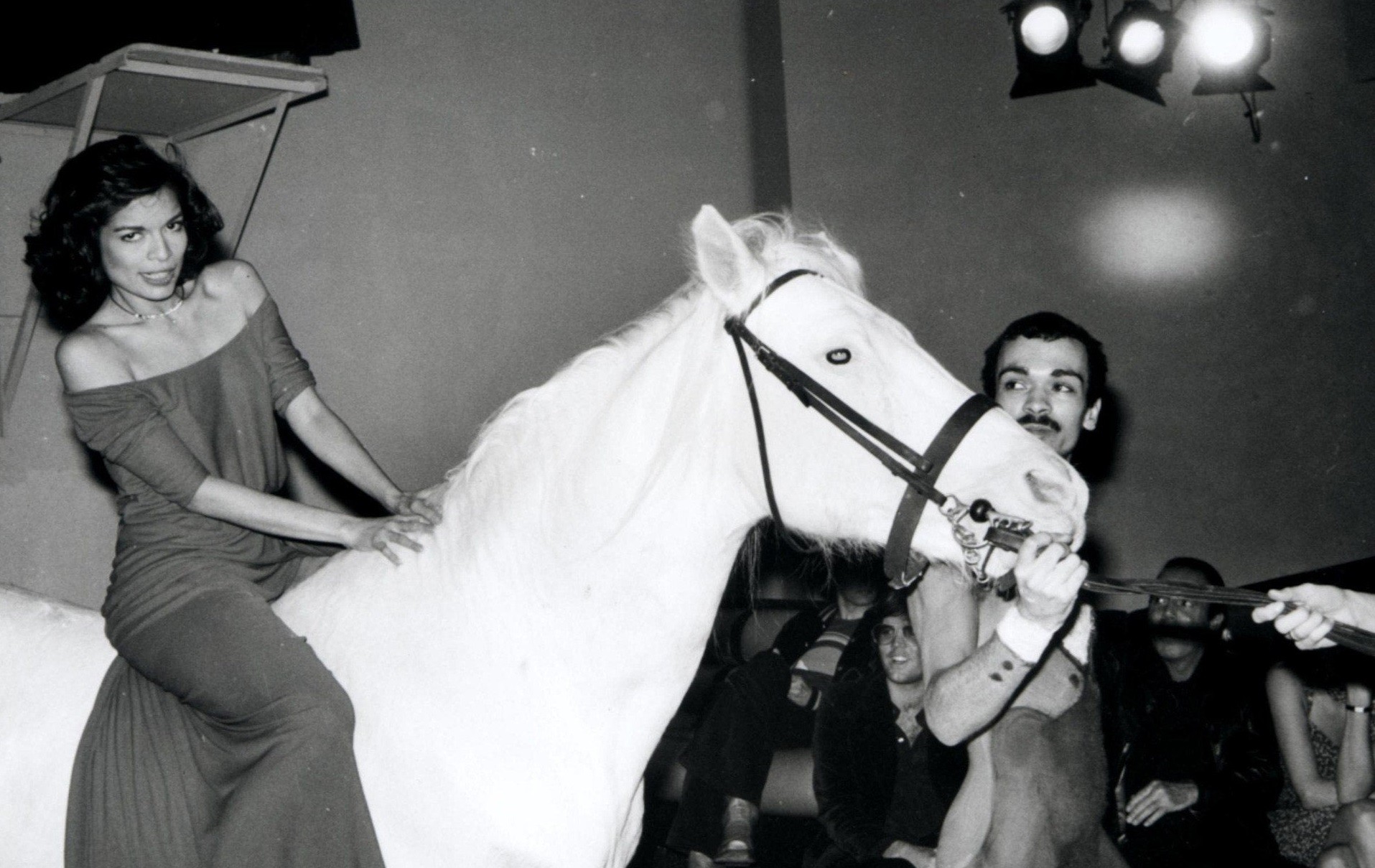 Бьянка Джаггер в честь своего дня рождения выехала к гостям на белом коне, «Студия 54», 1977 год