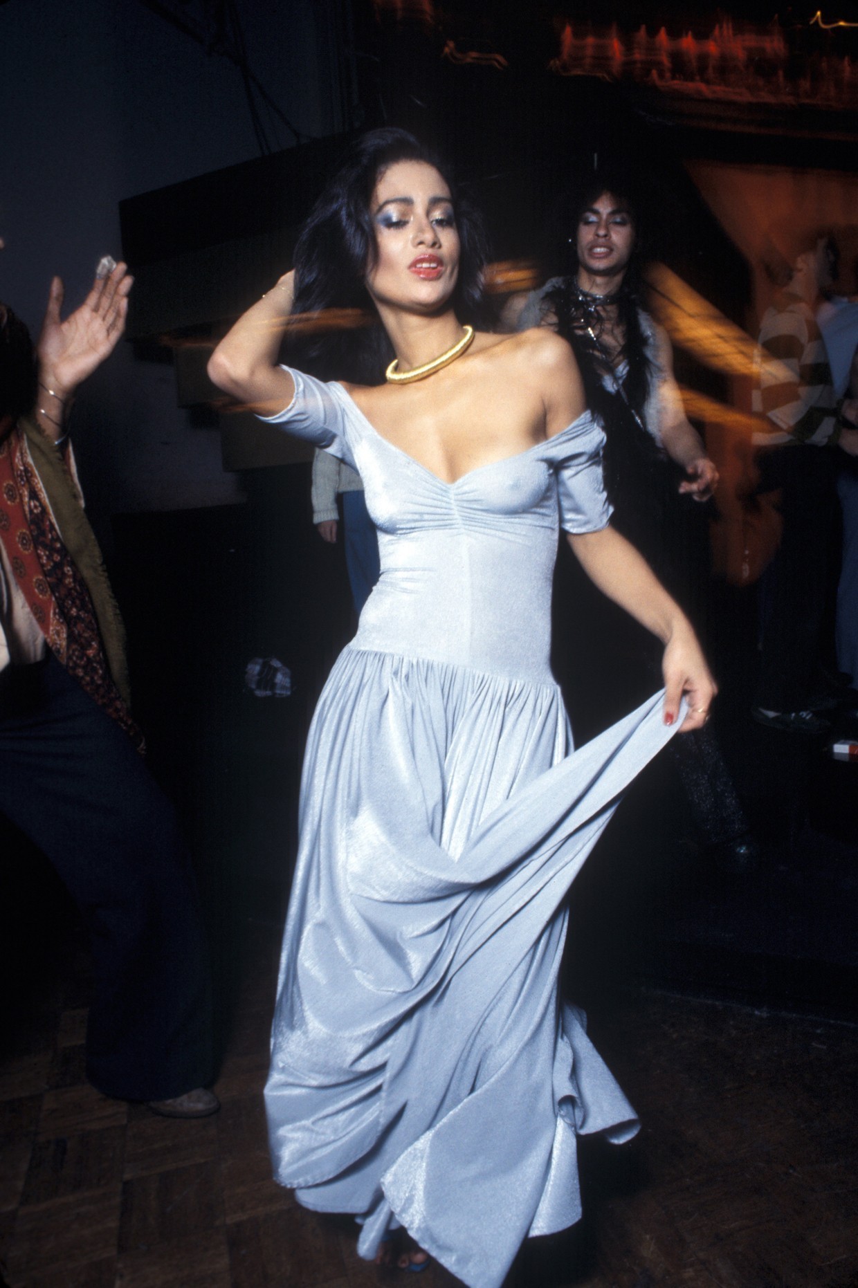 Женщина танцует в Студия 54, Нью-Йорк 1977 год. Фотограф Уоринг Эббот