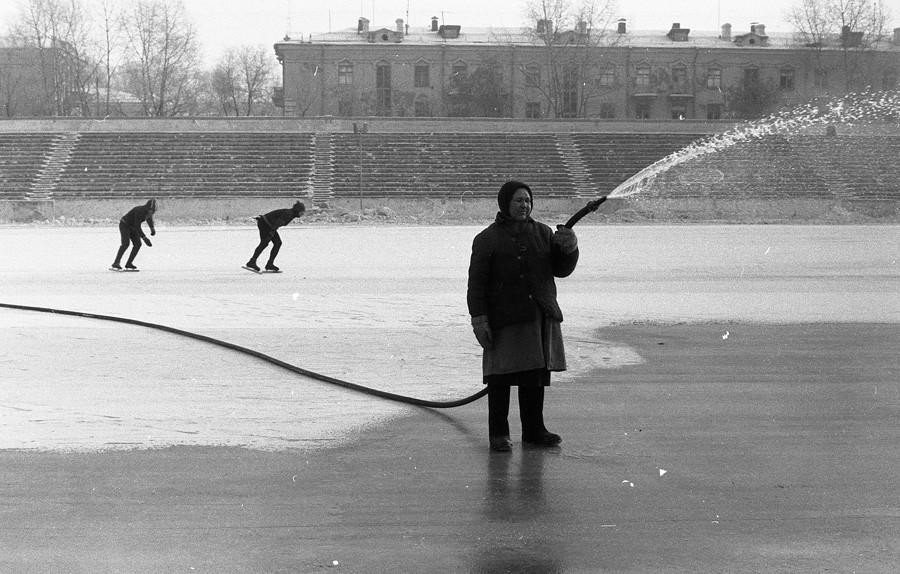 Заливка льда на стадионе Металлург, Новокузнецк, 1984. Фотограф Владимир Соколаев