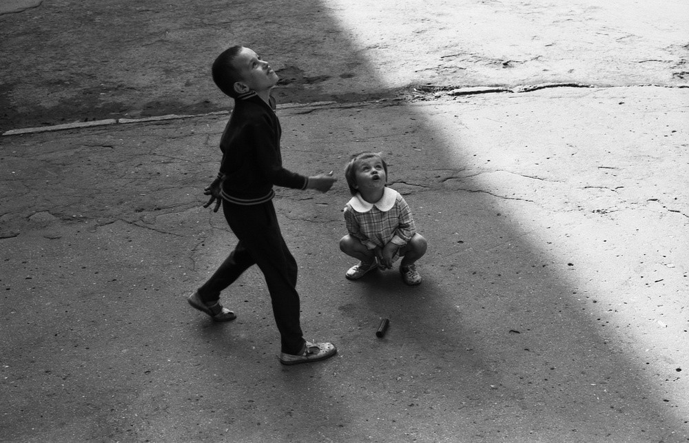 Брат с сестрой в тени. Новокузнецк, 1980. Фотограф Владимир Воробьев