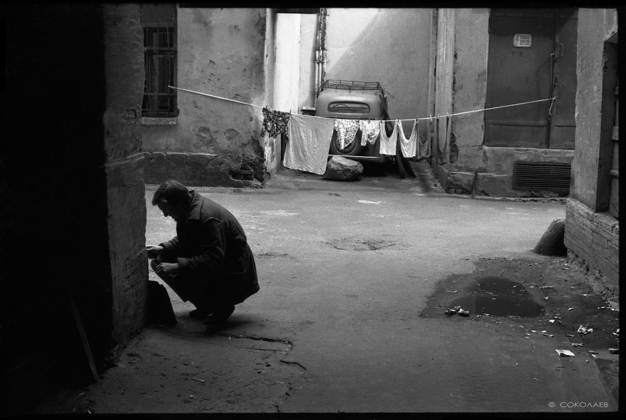 Гараж из белья во дворе на Невском проспекте. Ленинград, 1982. Фотограф ...