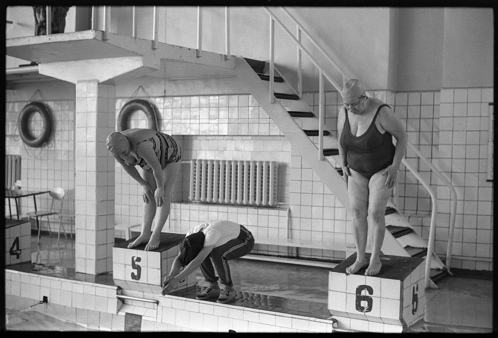 Группа здоровья в бассейне Родник, Новокузнецк, 1983. Фотограф Владимир Соколаев
