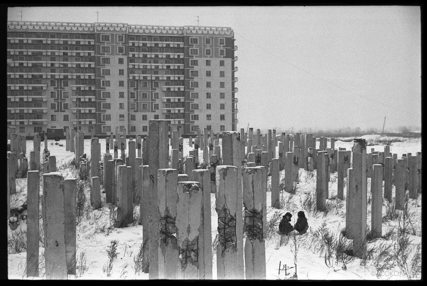 Двое среди свай на улице Кирова, Новокузнецк, 1983. Фотограф Владимир Соколаев
